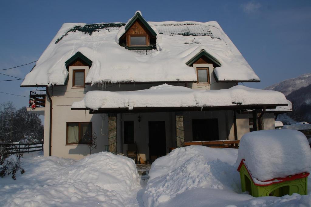 ホテルVila Sucu Poiana Mărului エクステリア 写真