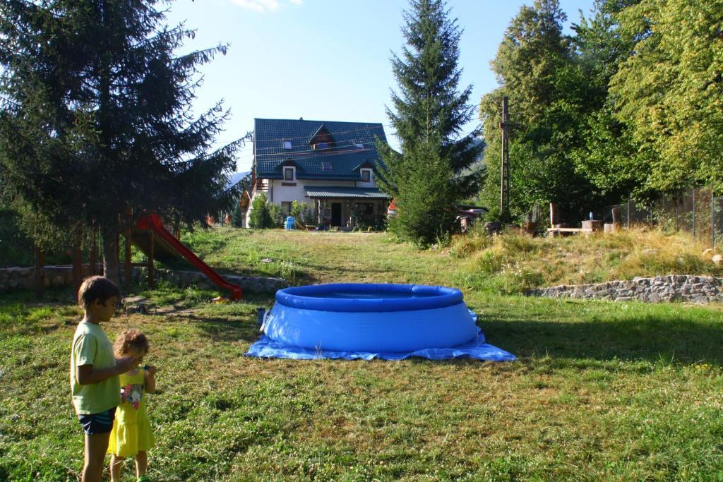 ホテルVila Sucu Poiana Mărului エクステリア 写真